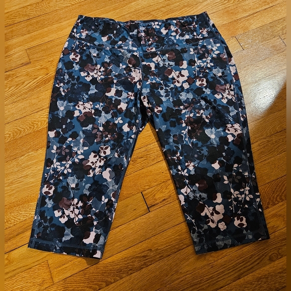 Avia Floral capris - Picture 1 of 2